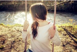 一个人静静流泪的画面