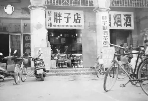 于东来在胖东来超市内巡视店铺