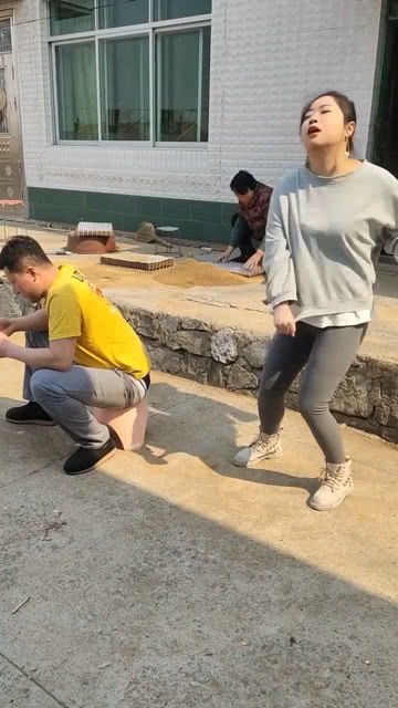 母女坐在院子里晒太阳闲聊