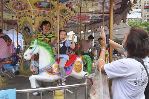 家长带孩子在游乐场游玩注意安全