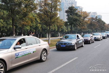 自驾游车队行驶在路上