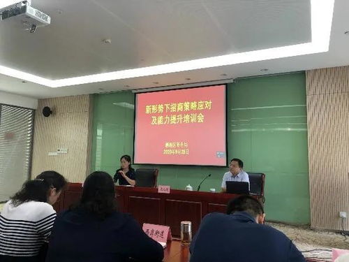 年轻公务员在社区一线服务群众