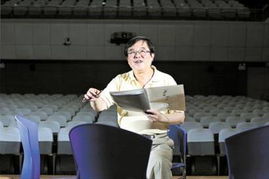 王星在片场认真排练与工作人员沟通