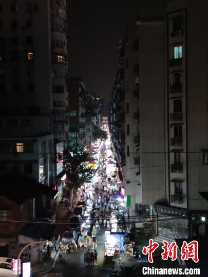 桂林街头夜市灯火通明游人如织