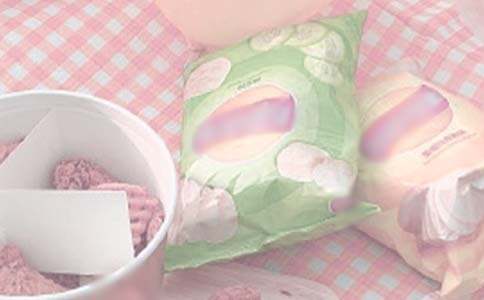 小鹿在草地上野餐