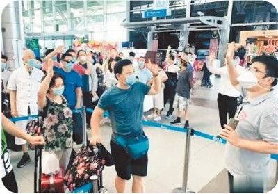 中国驻外使领馆工作人员协助中国公民处理紧急事务