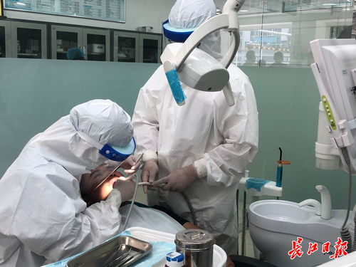 医生与患者在诊室讨论治疗方案