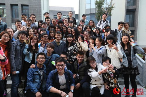 吉根兰与母校老师合影