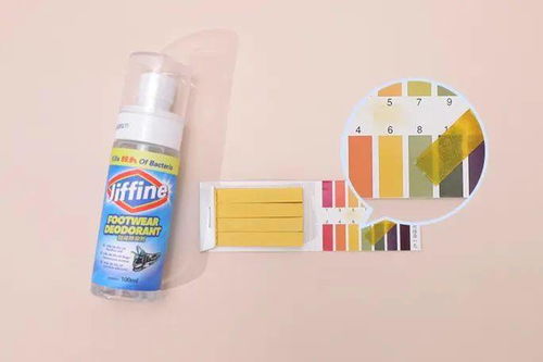 一名女性正在使用除臭喷雾对准腋下