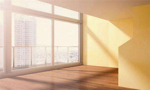 阳光透过窗户照在一个微笑的女孩脸上