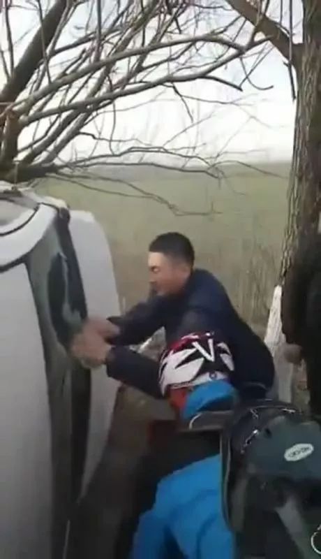 男子徒手掰车救人
