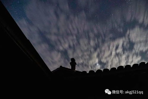 夜晚的山村和星空