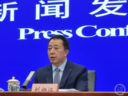 中国海警局发言人刘德军接受记者采访