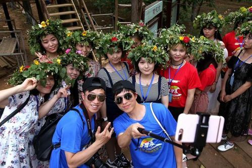 双胞胎巡游队伍走过街头