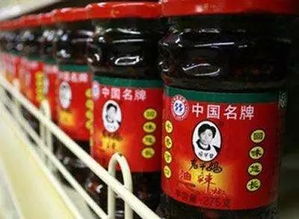 老干妈限量卫衣与辣酱套装展示