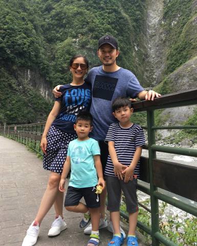 胡静一家四口外出游玩合影照片