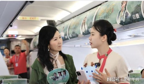 叶童银发狼尾造型亮相机场