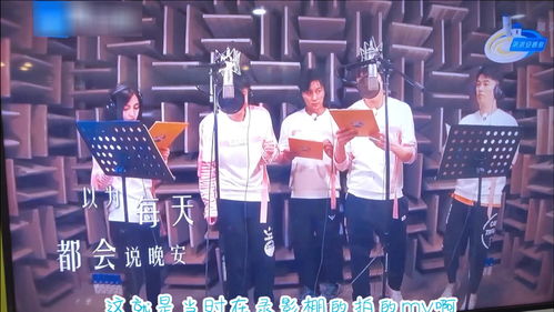 张杰在录音室认真录制歌曲