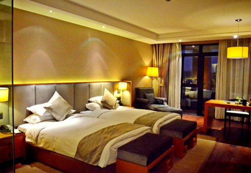 一位游客在酒店前台办理入住手续时露出无奈表情