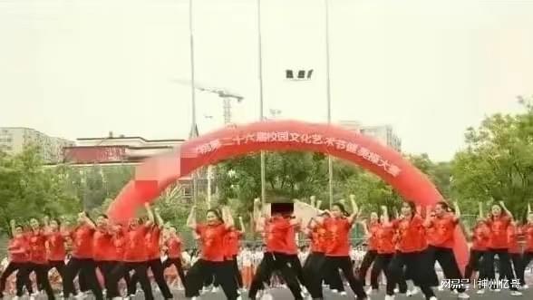 校方承诺回收60件被退演出服，网友热议：谁该为‘集体退货’买单？