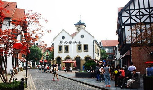 外国游客在上海田子坊选购瓷器<br><h2 id=