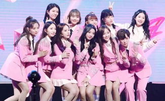 小婉管乐街头表演时的侧影