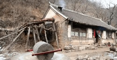 老旧的农村粮仓