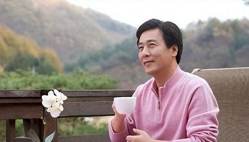 一位年轻人坐在湖边沉思