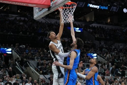 文班亚马在比赛中封盖