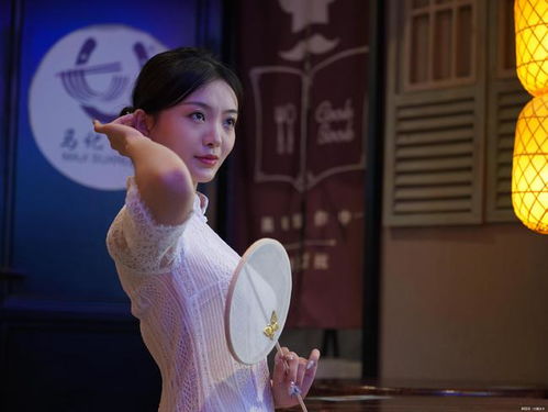 小婉管乐街头演奏《天若有情》现场图