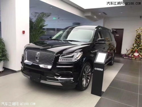 加长林肯在山路上行驶