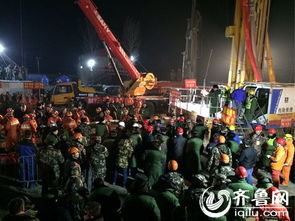 救援现场工作人员紧张作业