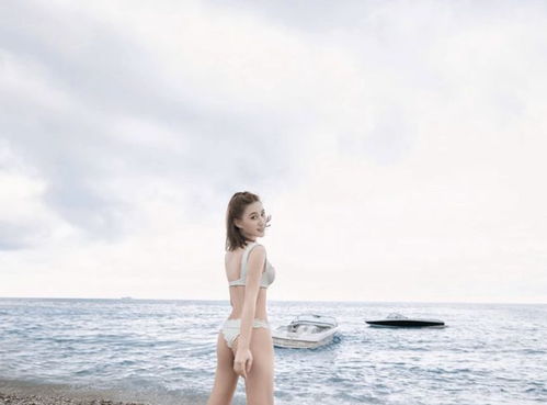 女生在海边回眸一笑拍照姿势