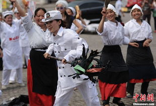 重庆街头普通劳动者合影