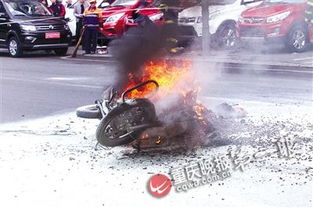 重庆街头突发摩托车自燃事件 男子寻衅滋事被控制 2人受伤｜现场直击