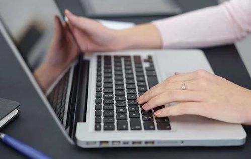 博主在电脑前认真写作的背影