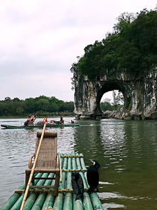 游客在桂林象鼻山前排队等待拍照