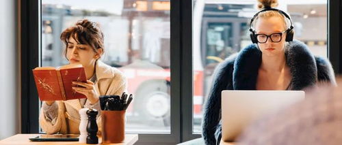 女孩在咖啡馆写作