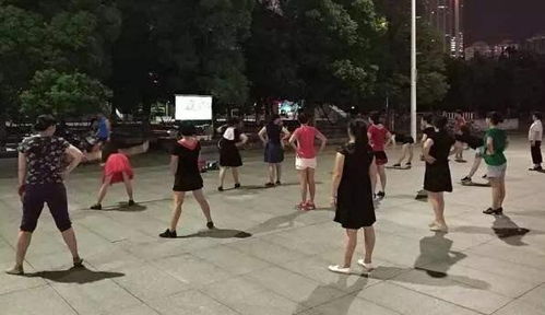 基层干部跳广场舞宣传家乡