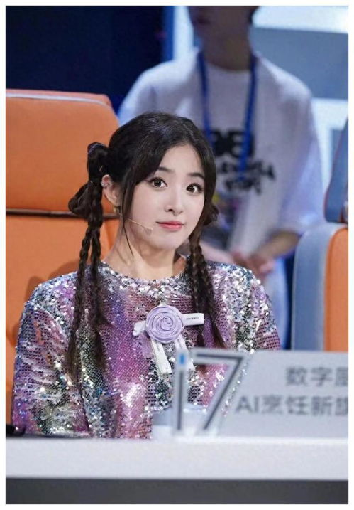 房琪在舞台上表演<p>这一现象引发了豆瓣专组的技术流分析，有观众逐帧拆解她的走位失误，试图找出她是否真的配得上这些热搜。然而，粉丝们则用“她在努力”的理由为她辩护。</p><p>房琪的存在，暴露了一种新的计算逻辑：即使实力不够，只要话题足够，也能稳坐热搜宝座。</p><br><h2 id=