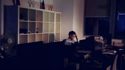 一个人在夜晚办公室沉思