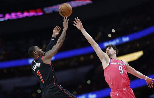 范弗里特在比赛中突破上篮