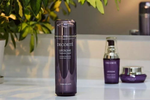 一瓶仙姿兰夏怡露放在化妆台上