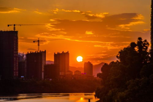 夕阳下的城市街道<p style=