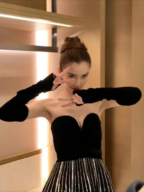 白鹿出席微博视界大会红毯现场