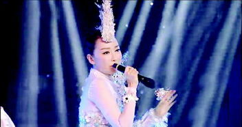 马丽手持话筒站在舞台上接受采访