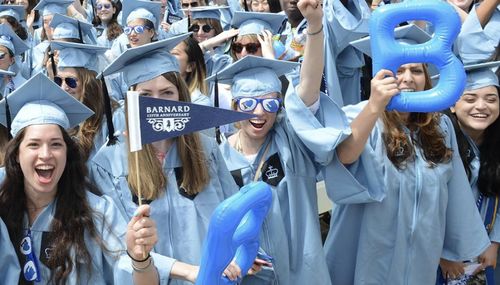 巴纳德学院学生校园生活<p>这种独特的合作关系让巴纳德的学生享受到了顶尖资源，又保留了小班教学的优势，这也是它在美国女子高等教育界地位特殊的原因之一。</p><h2 id=