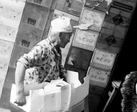 一位母亲抱着孩子在公交车上打瞌睡