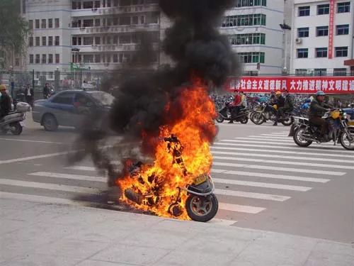 重庆街头摩托车自燃目击者拍摄画面