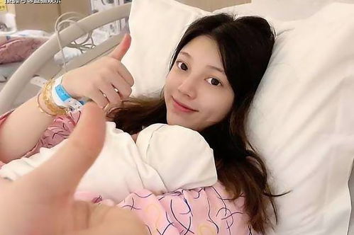 兜儿抱着小猪先生微笑